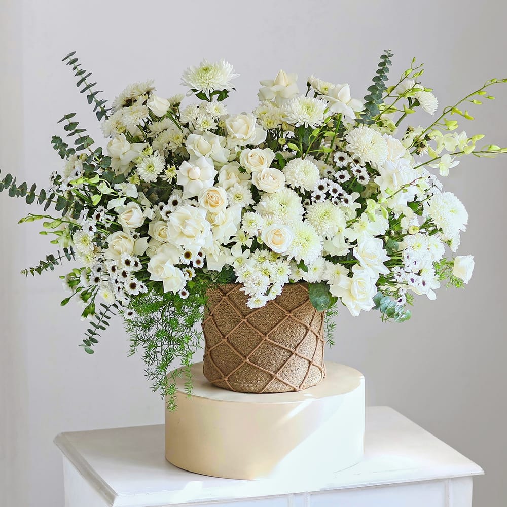 Daydreaming in White: Order Anniversary Flowers Online