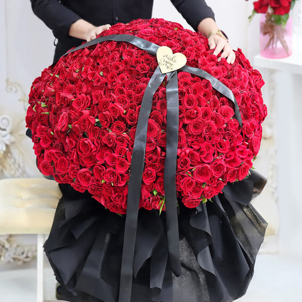 Eternal Elegance Roses Bouquet - 1000 Stems